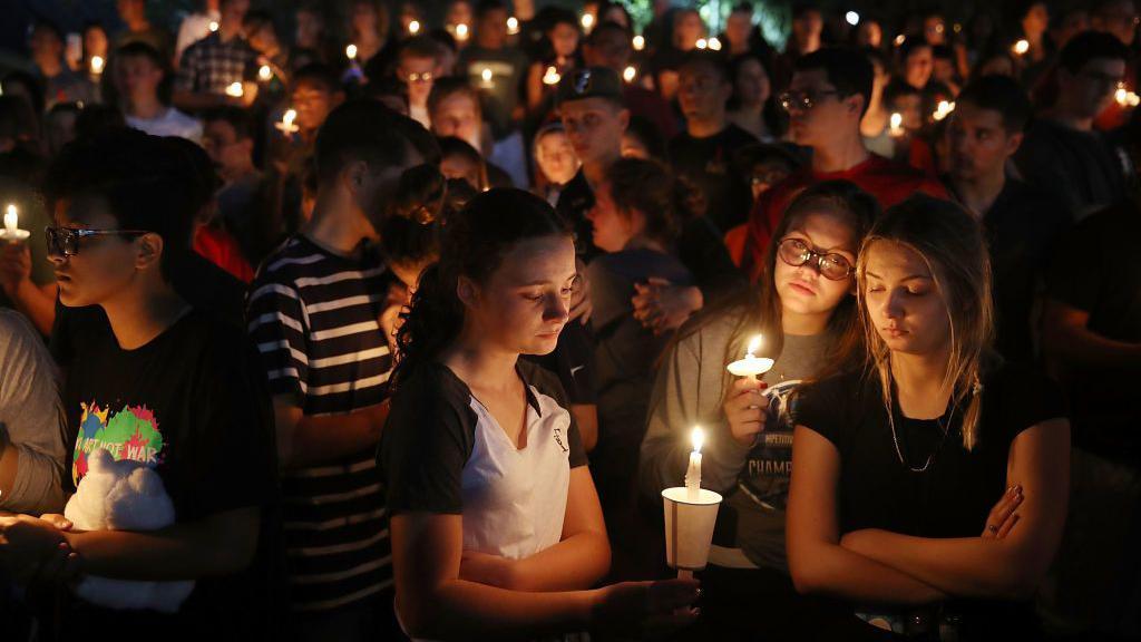 Servicio conmemorativo con velas por las víctimas del tiroteo en la escuela Marjory Stoneman Douglas 