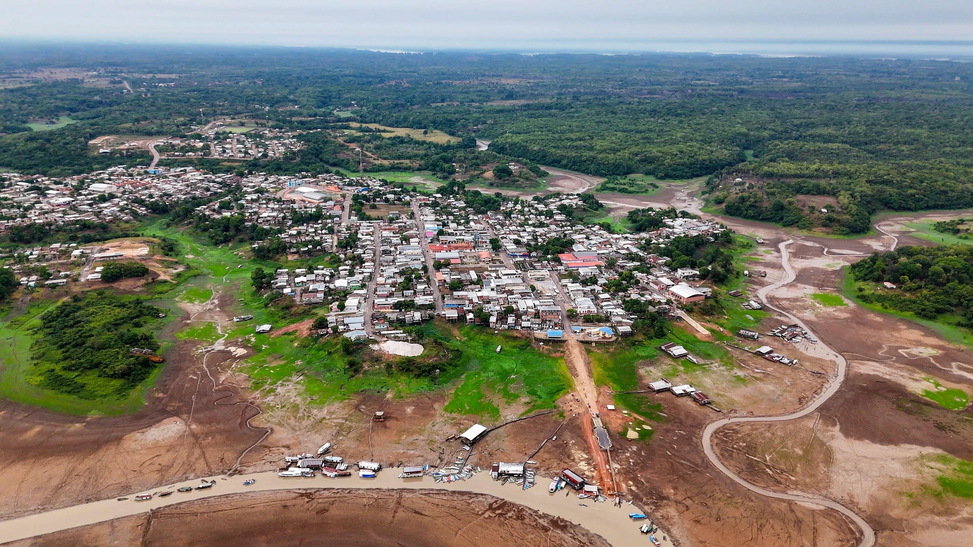 Imagem area de cidade com rios secos