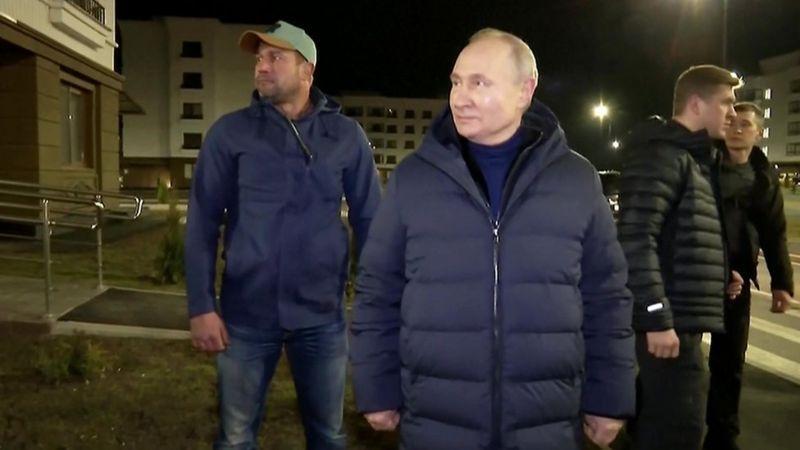 Putin visita área ucraniana ocupada por tropas russas