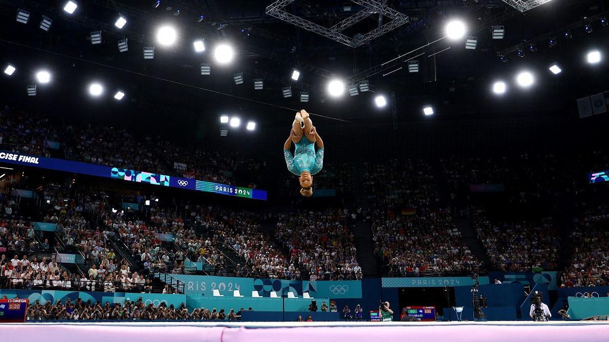 Rebeca Andrade faz acrobacia durante prova de solo nos Jogos Olímpicos de Paris 2024