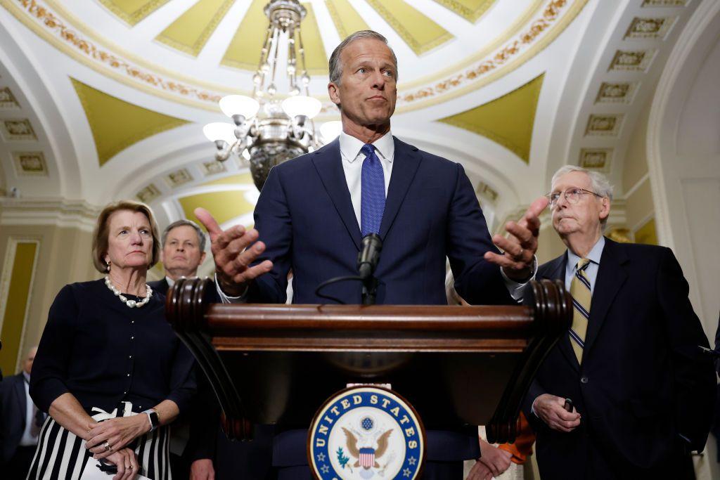 El senador John Thune ofrece declaraciones