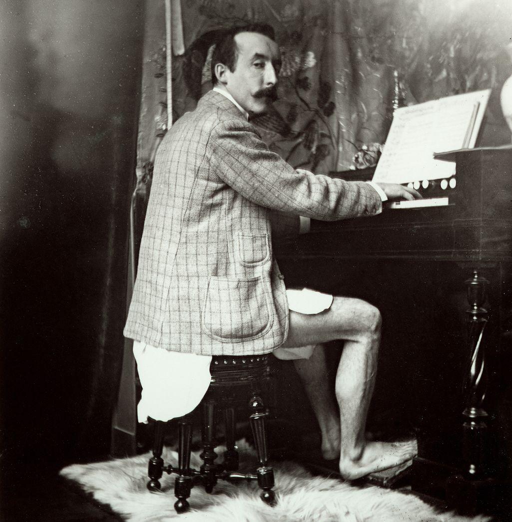 Paul Gauguin tocando el armonio sin pantalones