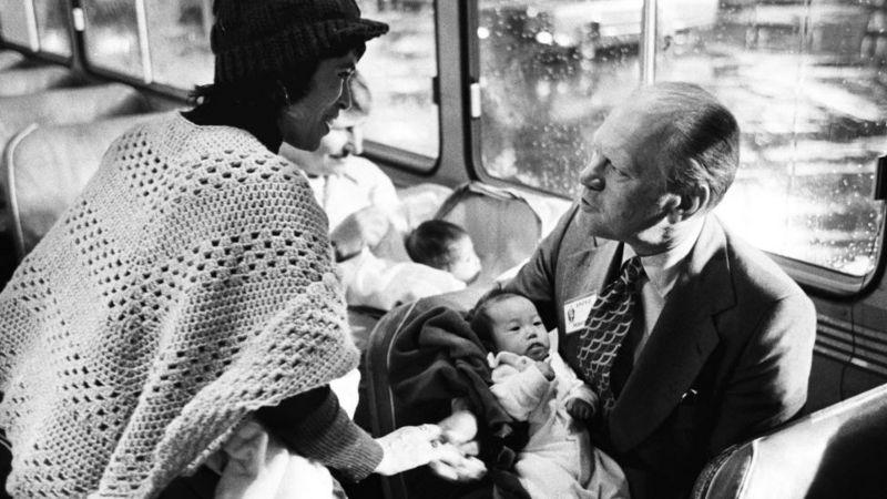 Presidente Ford com criança vietnamita no colo