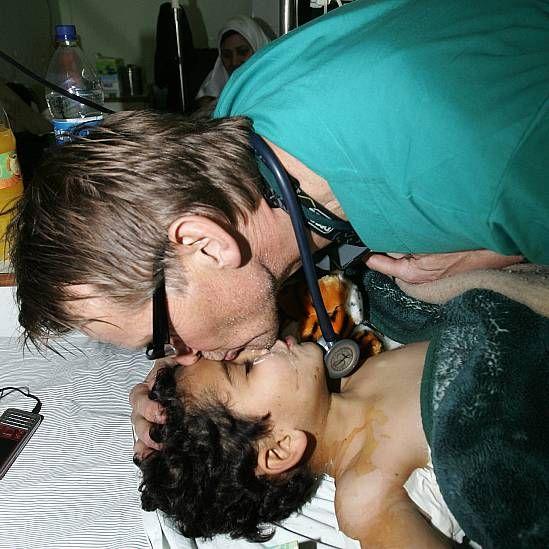 Mads Gilbert besa la frente de un niño herido en Gaza