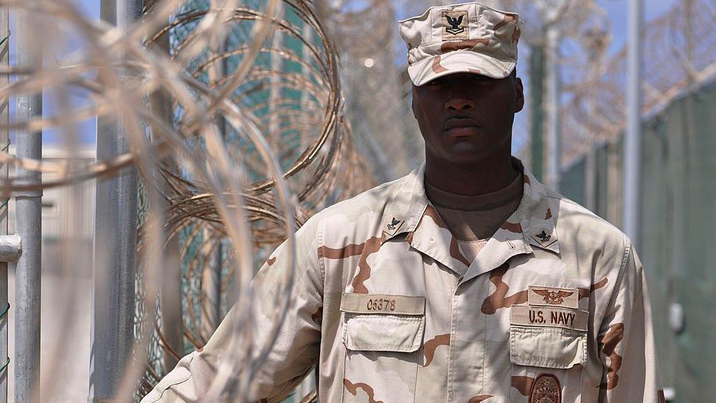 Un guardia de Guantánamo abre la puerta del centro de detención el 27 de abril de 2010 en la Base Naval de la Bahía de Guantánamo, en Cuba