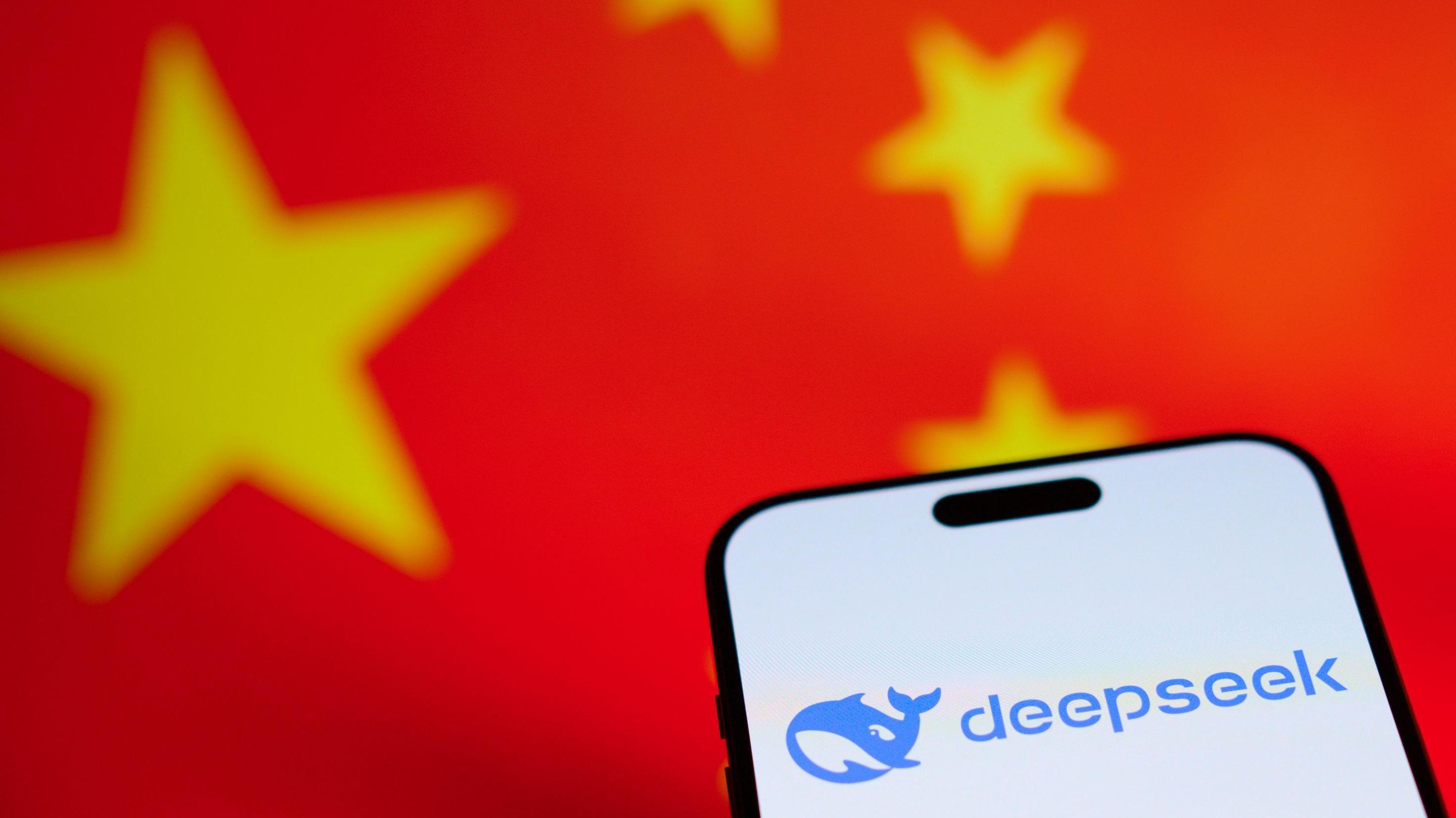 Un teléfono con el logo de DeepSeek con la bandera de China en el fondo