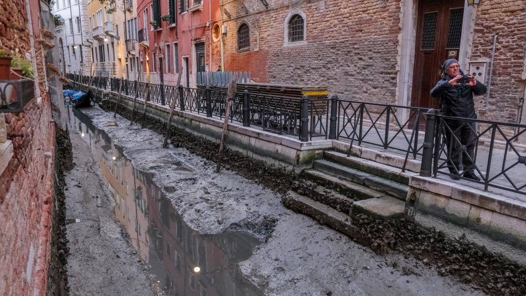 Air yang surut di Kanal Venesia membuat gondola dan taksi air tidak bisa bergerak karena kanal berlumpur dan fondasi bangunan di Kanal Besar jadi tak terlindungi. 