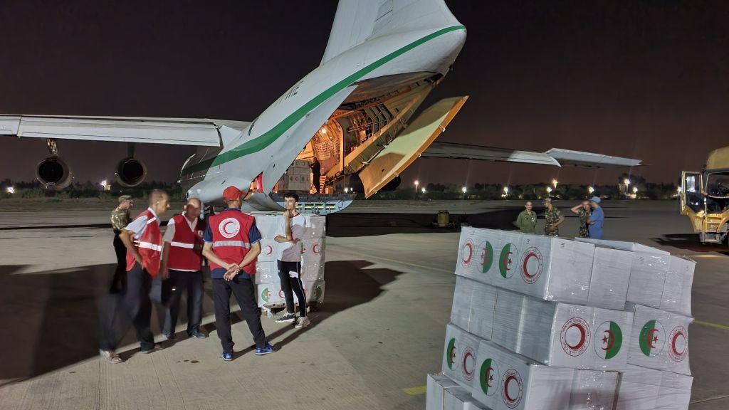 صناديق من المساعدات الإنسانية معدة لإرسالها إلى المغرب في أعقاب زلزال مميت أودى بحياة المئات في الدولة الواقعة في شمال إفريقيا، في قاعدة بوفاريك الجوية في الجزائر العاصمة، الجزائر في 11 سبتمبر/أيلول 2023