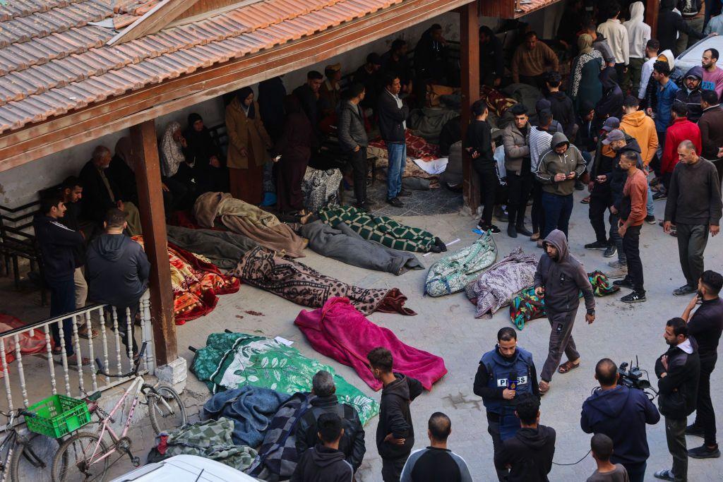 Familiares de las víctimas de un ataque aéreo de Israel contra el hospital Al Mamdani de la ciudad de Gaza reunidos junto a los cadáveres el 18 de marzo de 2025.  (Foto: Omar AL-QATTAA / AFP vía Getty Images)