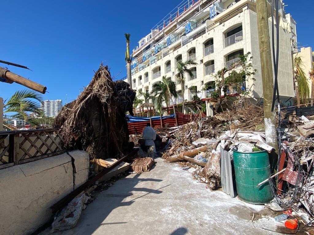 Un hotel dañado por el huracán Otis en Acapulco