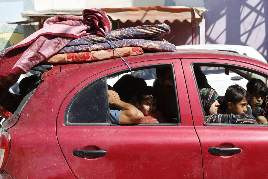 Un auto con habitantes de Gaza que huyen