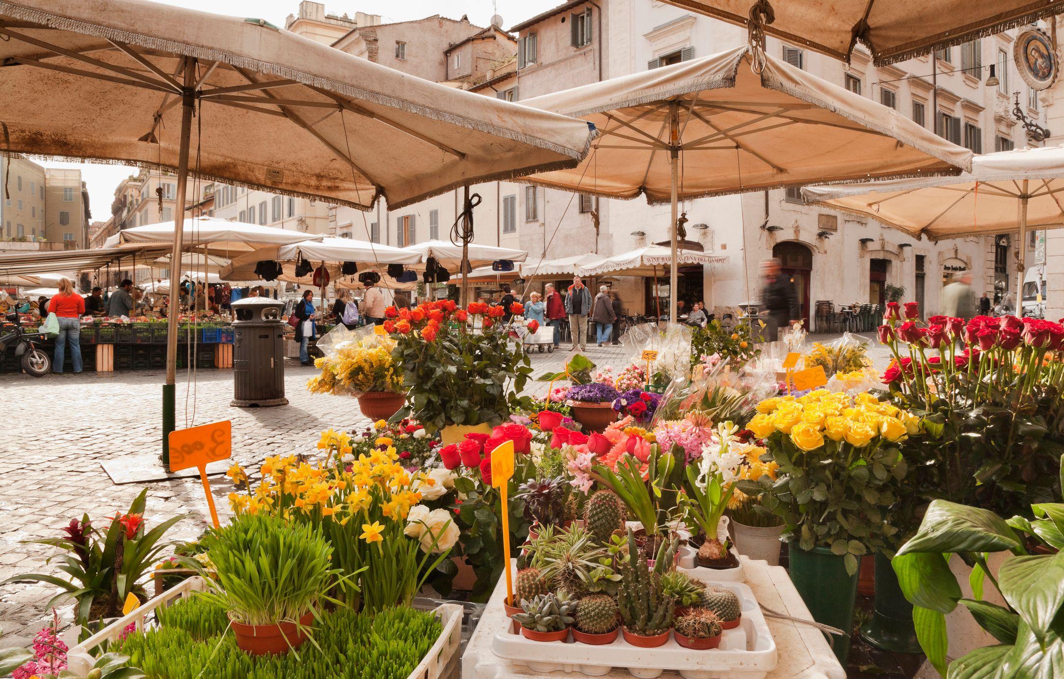 Estande de flores em uma praça em Roma