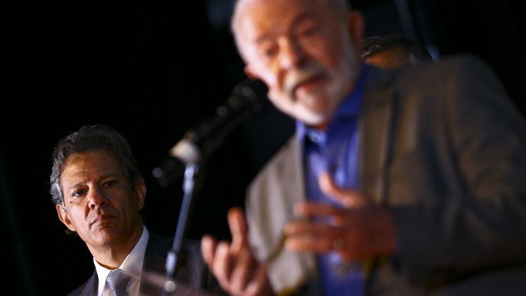 O presidente Luiz Inácio Lula da Silva com o ministro da Fazenda, Fernando Haddad, ao fundo