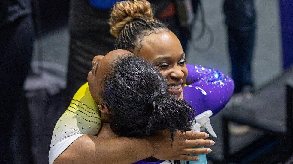 Rebeca Andrade y Simone Biles se abrazan durante los Juegos de París