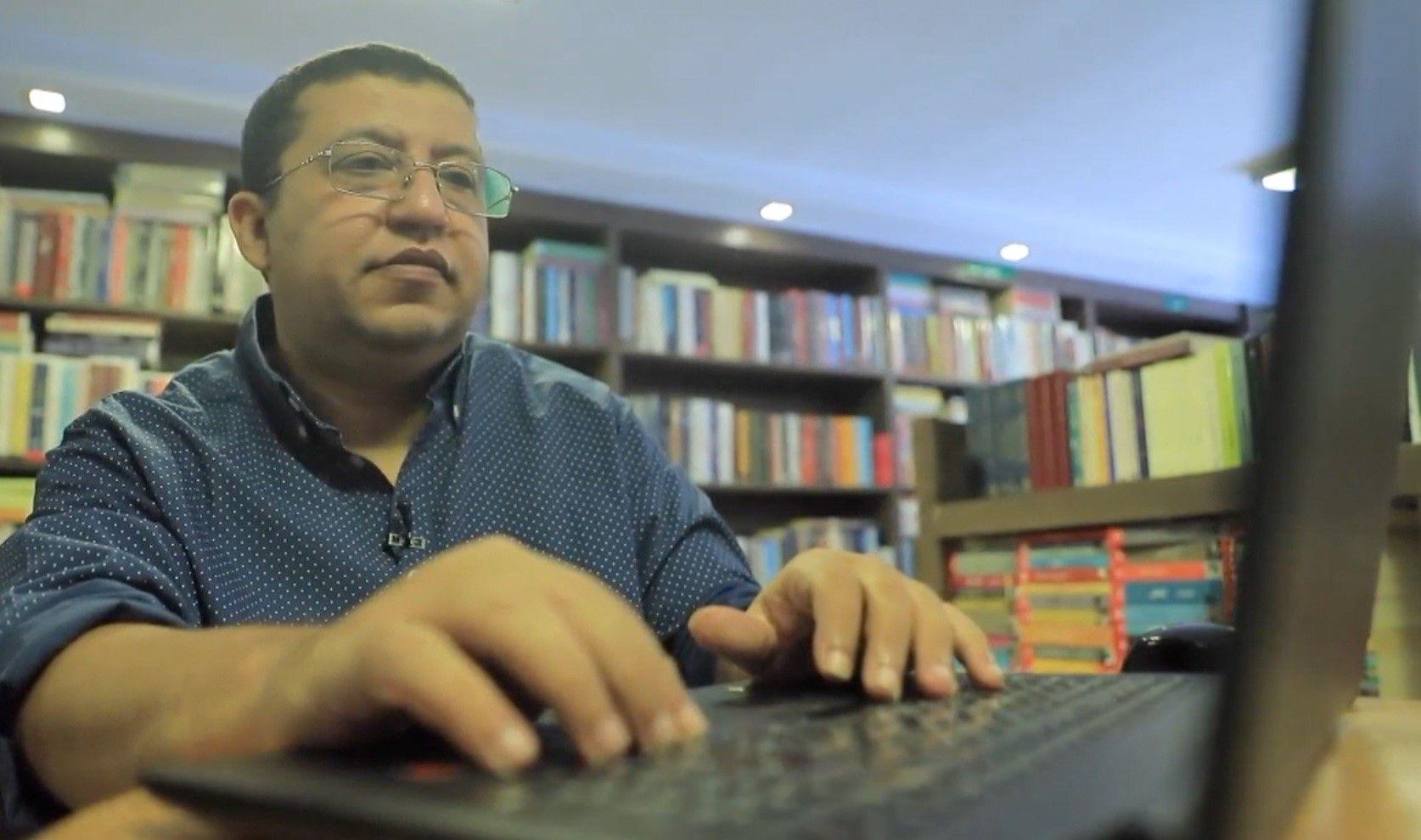 أحمد زايد، المؤرخ المصري وهو يقوم بتصفح موقعه الخاص على الإنترنت والذي وضع فيه مقابلاته مع مئات الجنود المصريين السابقين اللذين قاتلوا في الحرب