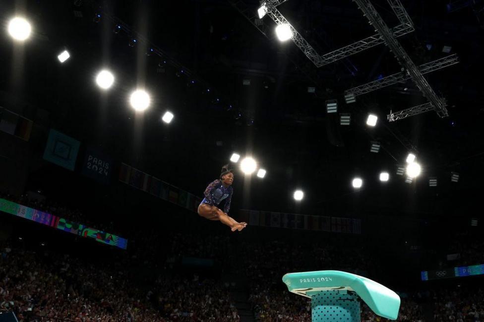 Simone Biles suspendida en el aire