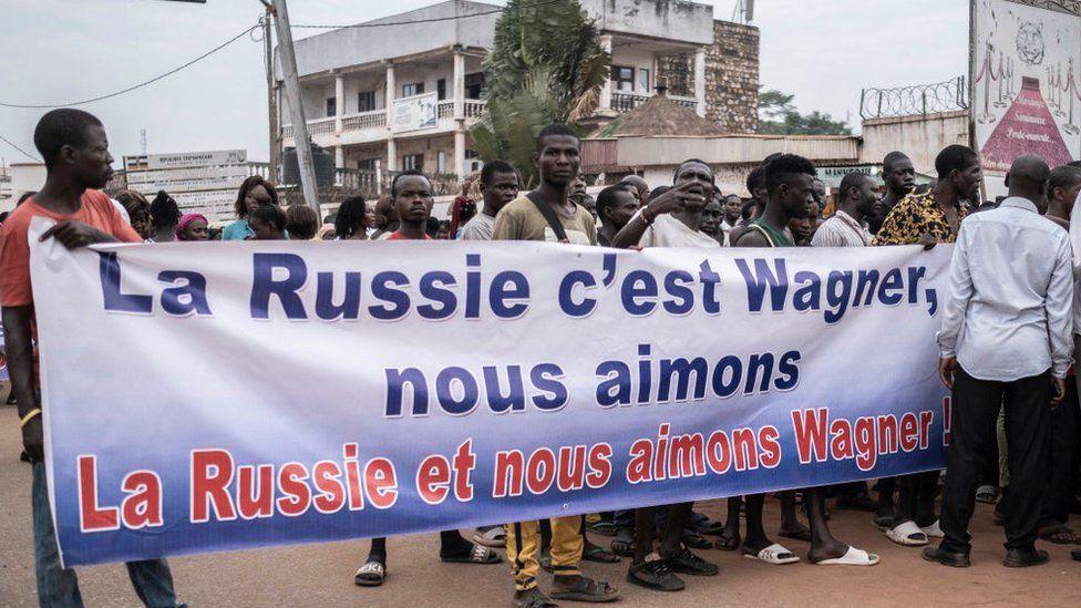 Manifestantes portando una pancarta en Bangui el 22 de marzo de 2023, durante una marcha en apoyo de la presencia de Rusia y China en la República Centroafricana.