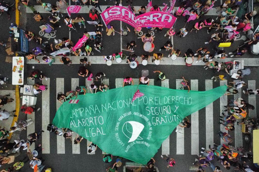 Uma marcha das ativistas de lenços verdes, em 8 de março de 2024