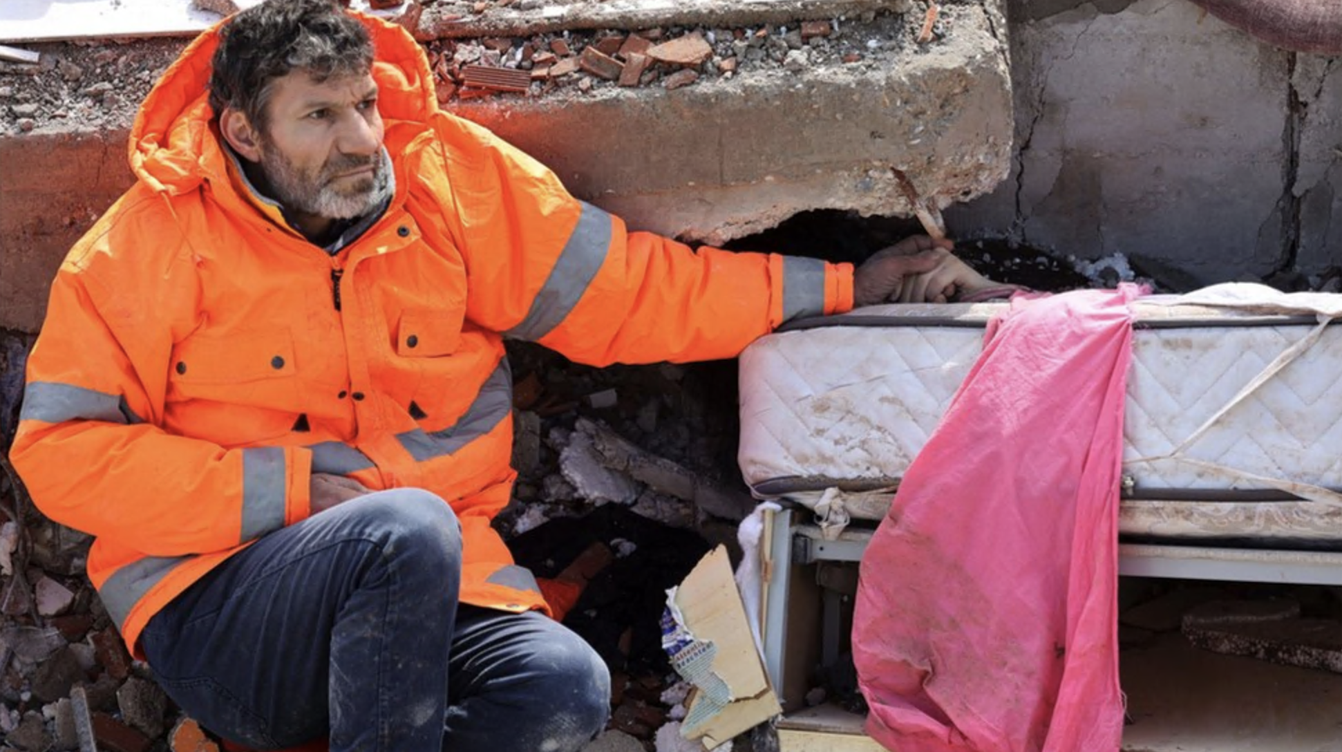 Homem segura a mão de filha morta após terremoto