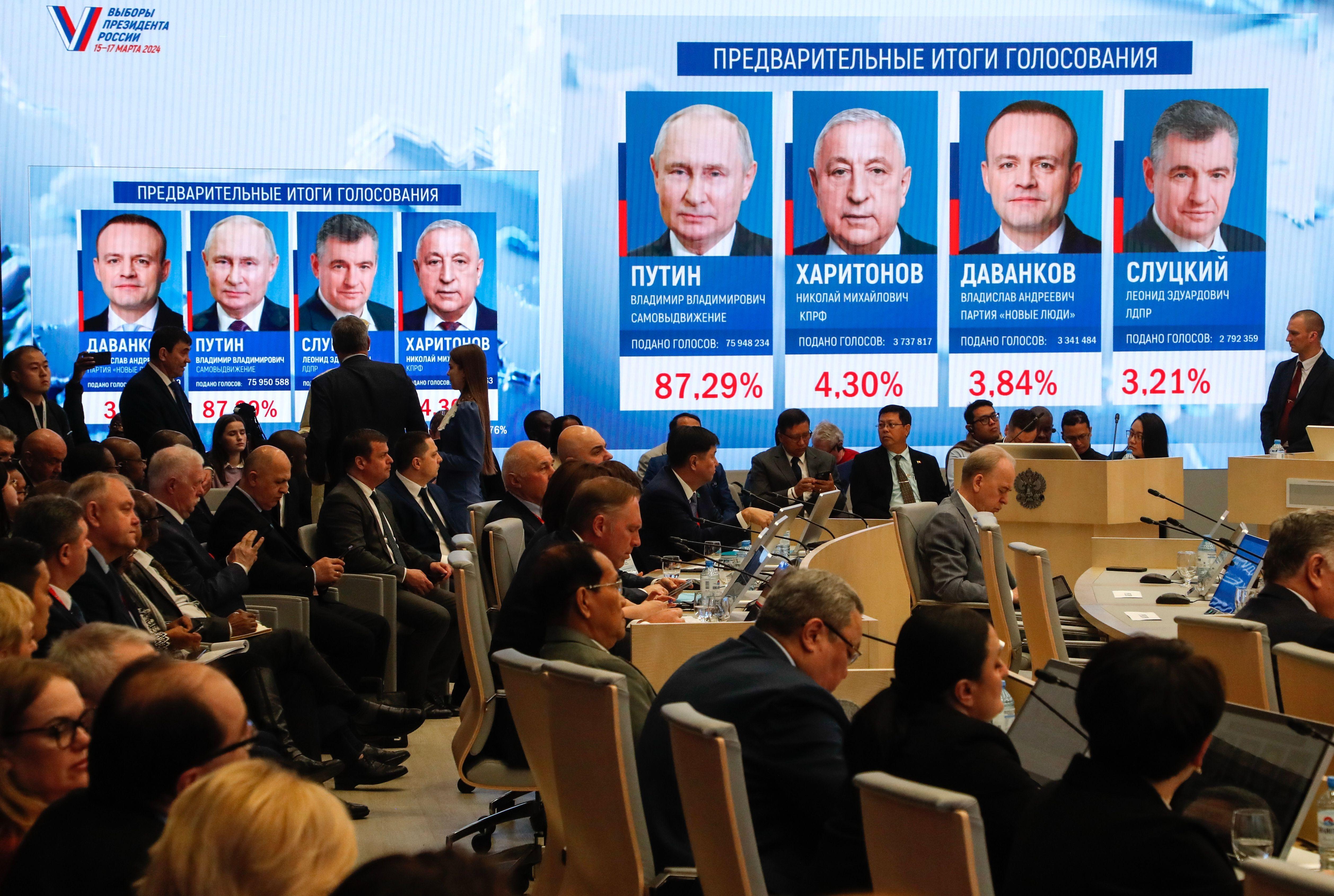 صورة تظهر المتنافسين الأربعة في الانتخابات الروسية داخل قاعة الانتخابات المركزية.