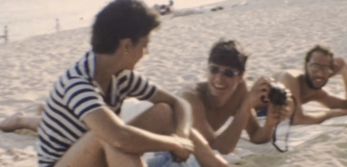 Sheinbaum y Tarriba en la playa en la década de 1980