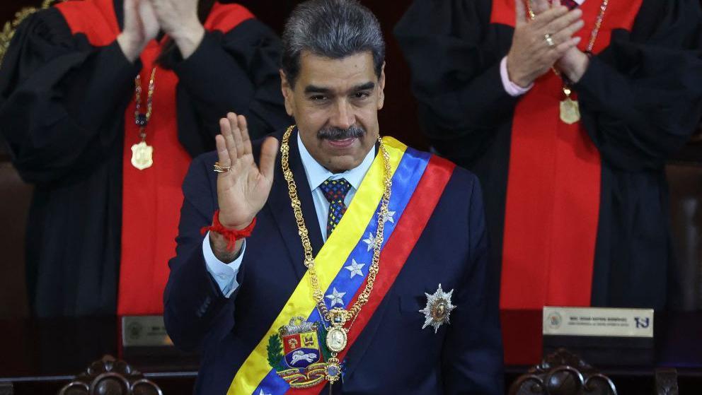 El presidente venezolano, Nicolás Maduro, saluda durante la ceremonia de apertura del año judicial en la sede del Tribunal Supremo de Justicia en Caracas el 31 de enero de 2025. 