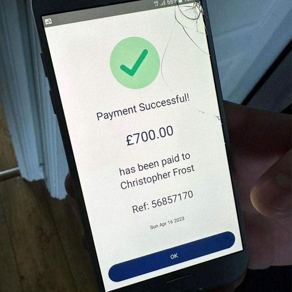 صورة للتطبيق المصرفي تُظهر دفع 700 جنيه استرليني