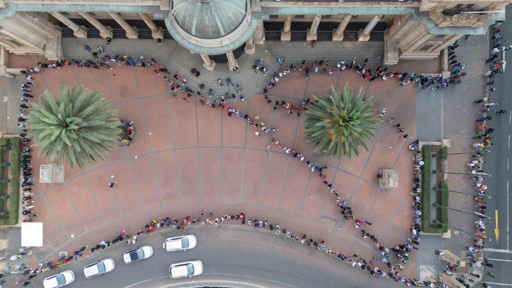 Filas de eleitores em frente à Câmara Municipal de Joanesburgo