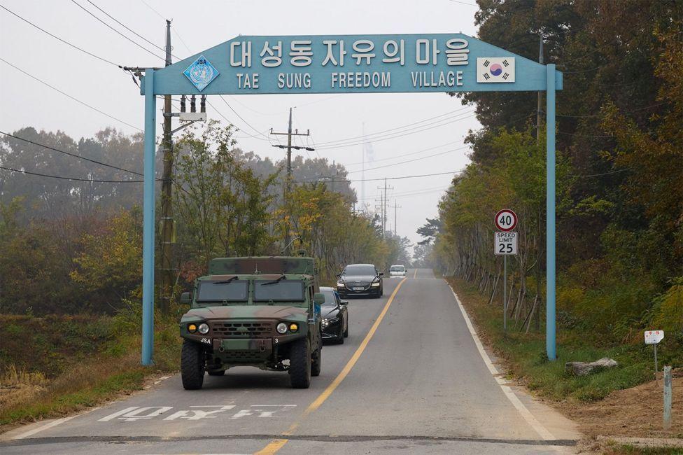 Señal azul que marca la entrada a Taesung, el Pueblo de la Libertad.