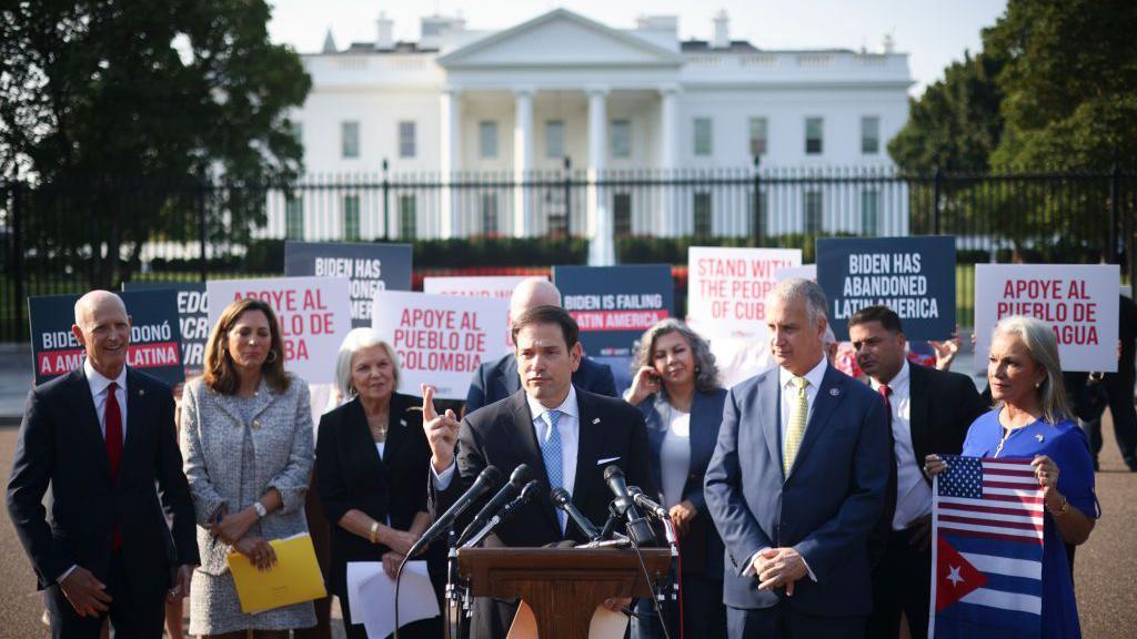 O senador Marco Rubio e outros políticos republicanos em manifestação em frente à Casa Branca