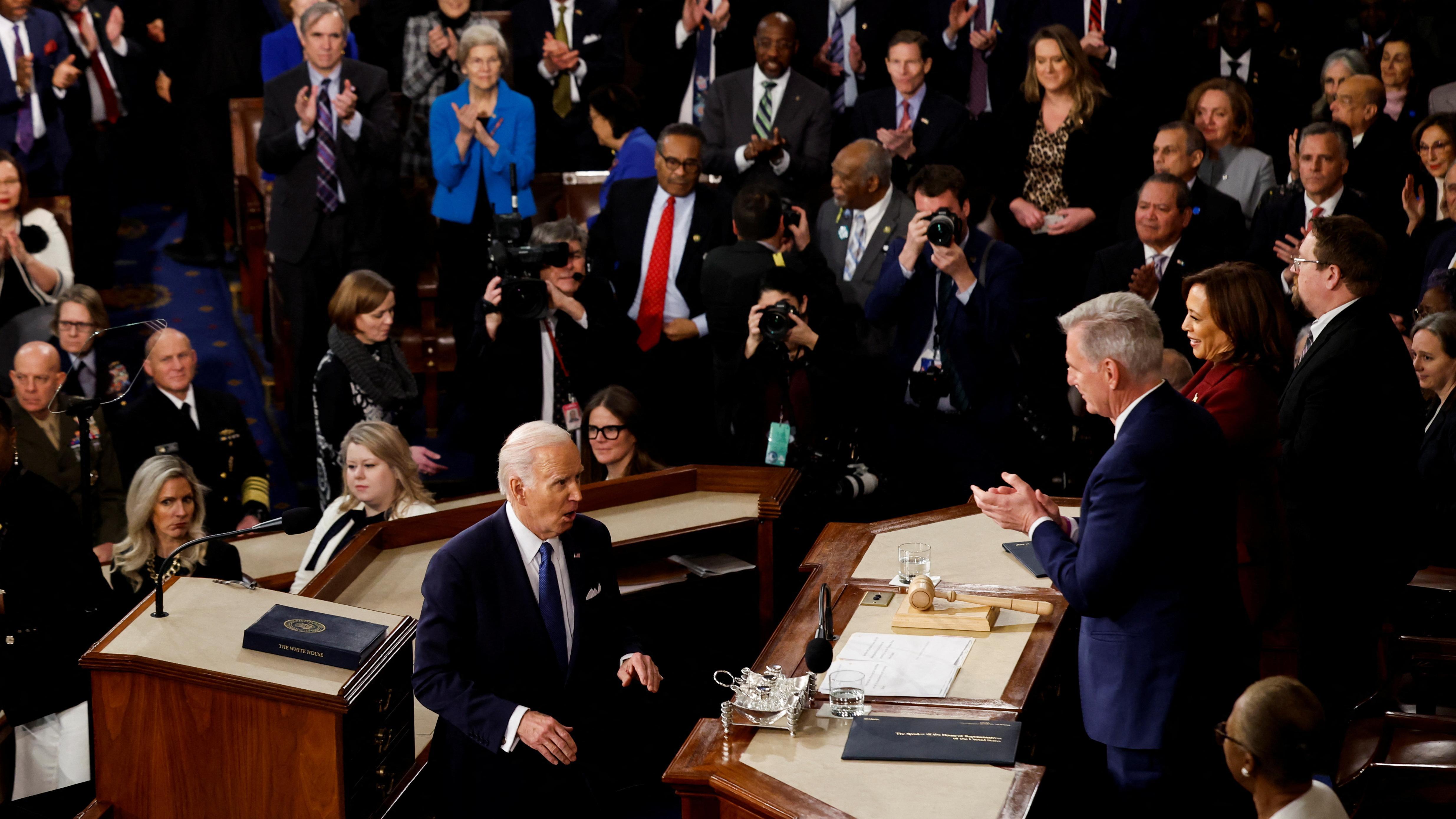 Biden observado por diversos parlamentares, alguns aplaudindo