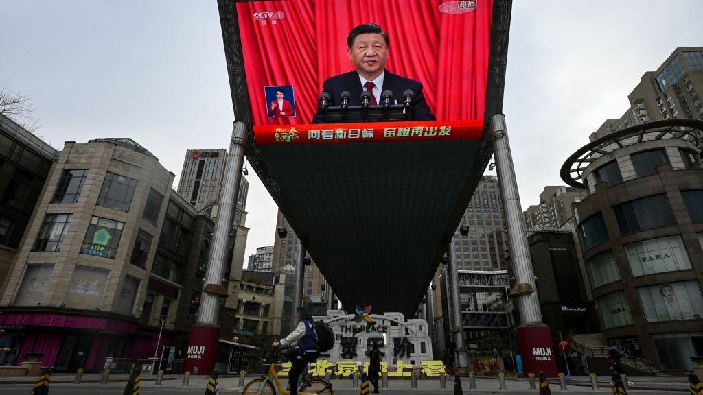 Pekin'de bir dev ekranda Çin lideri Şi