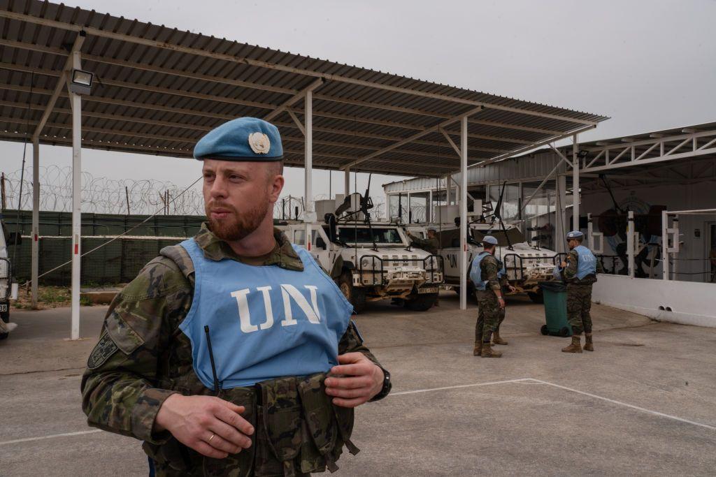 Um comandante de tropa espanhola das Forças Interinas das Nações Unidas no Líbano (UNIFIL) é visto na posição da UNIFIL perto de Kfarkela.