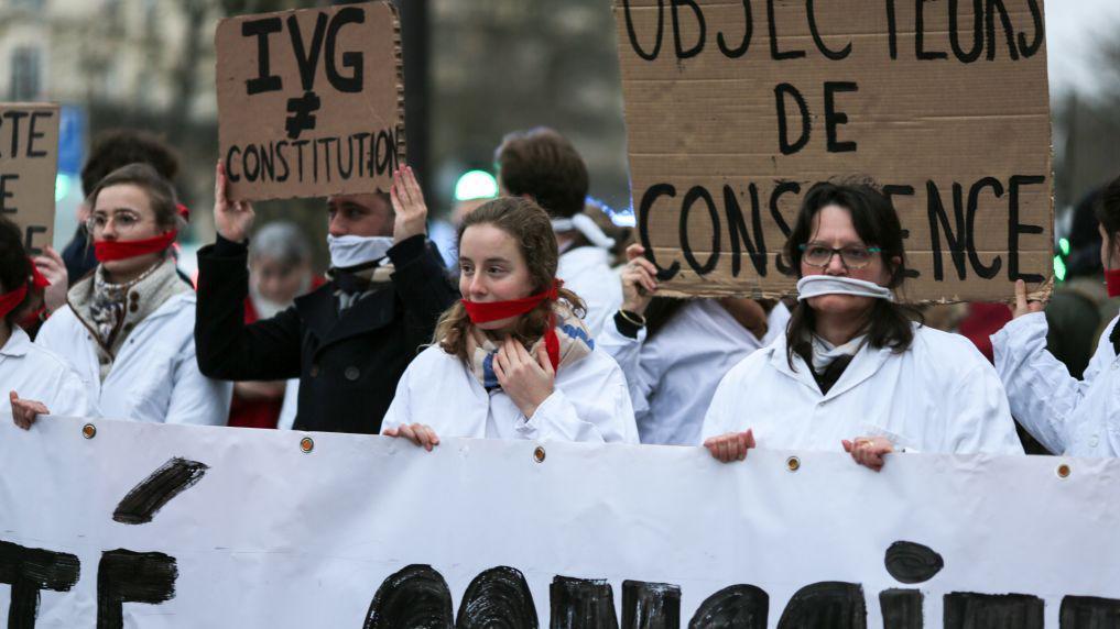 Manifestantes participam de protesto silencioso pró-vida, com panos cobrindo a boca