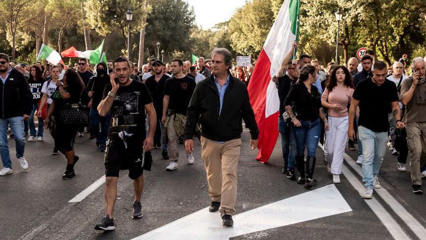 El secretario del partido de derecha italiano 'Forza Nuova', Roberto Fiore, encabezando la manifestación