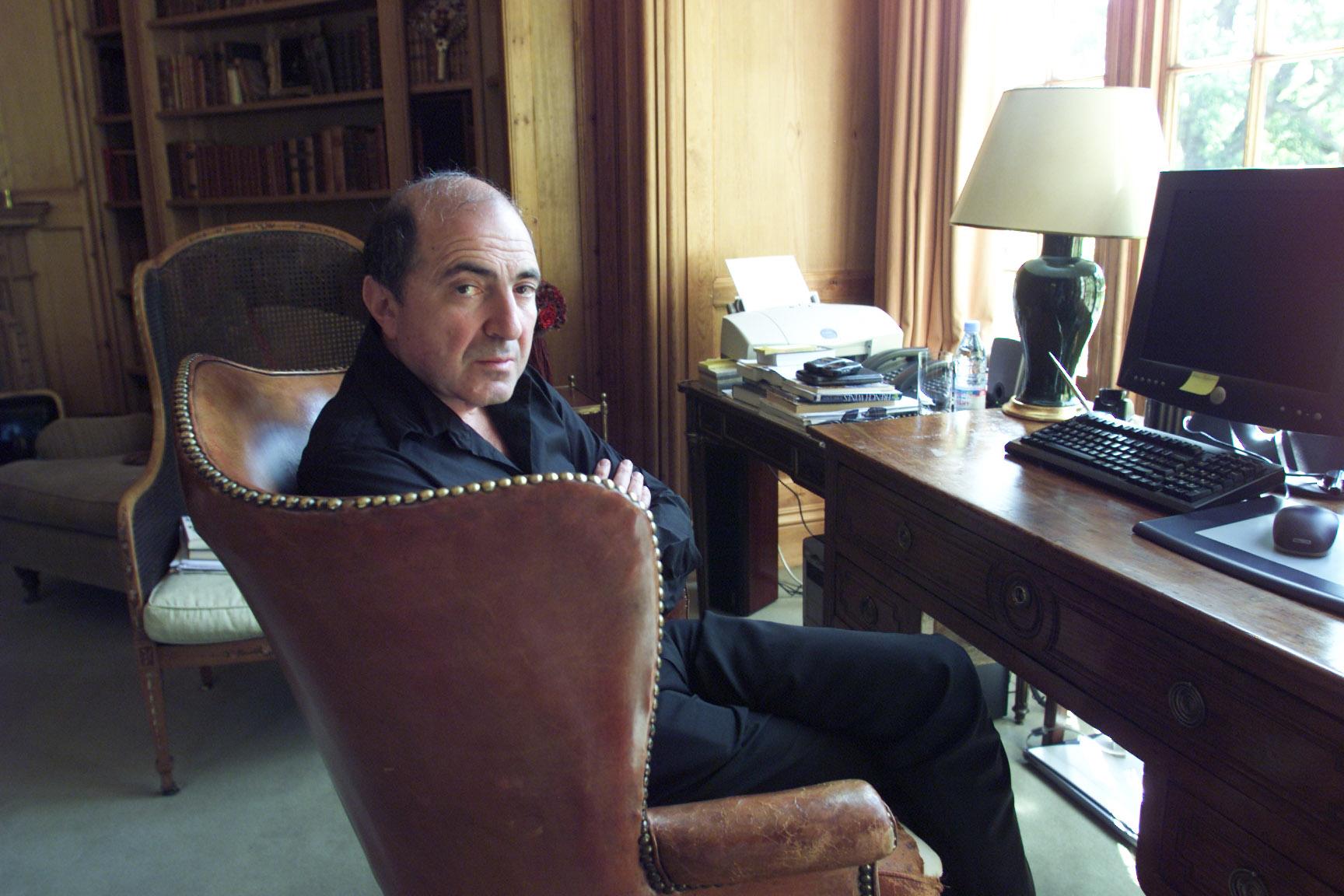 Boris Berezovksy sentado dentro de su casa de Inglaterra.
