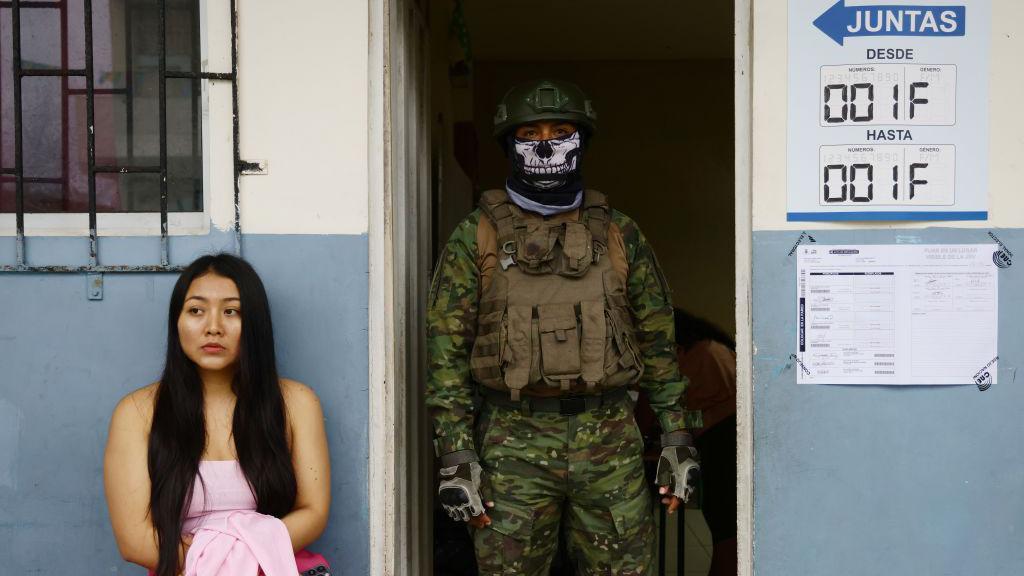 Militar en un centro de votación.