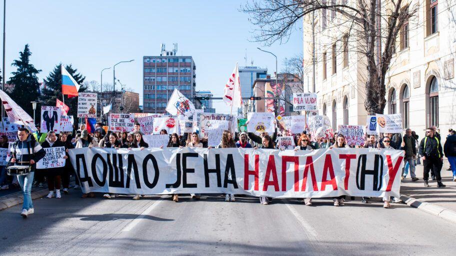 Studenti u Nišu nose transparent 'Došlo je na naplat(n)u'