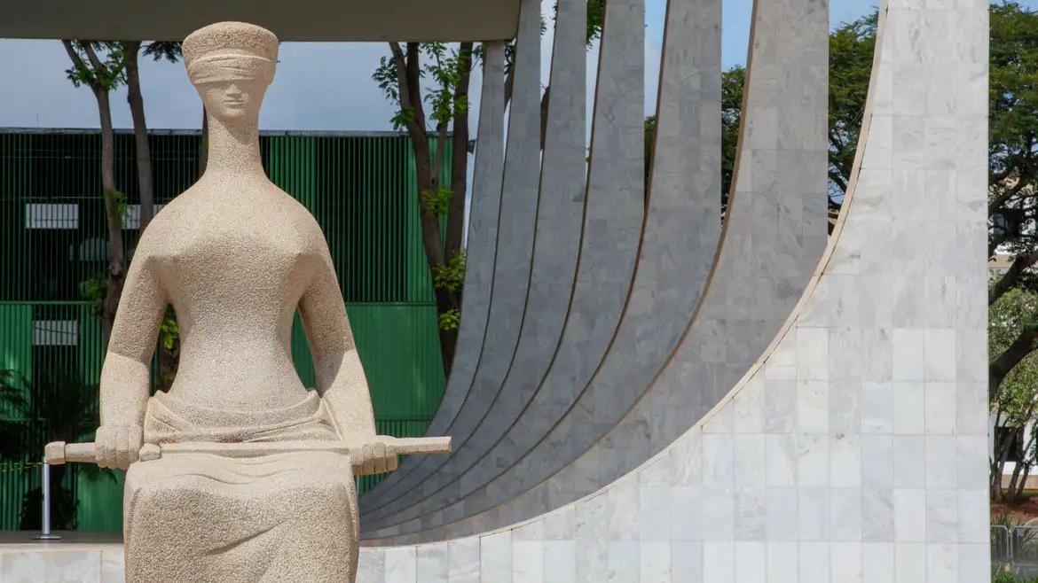 Estátua da Justiça na Praça dos Três Poderes, em Brasília