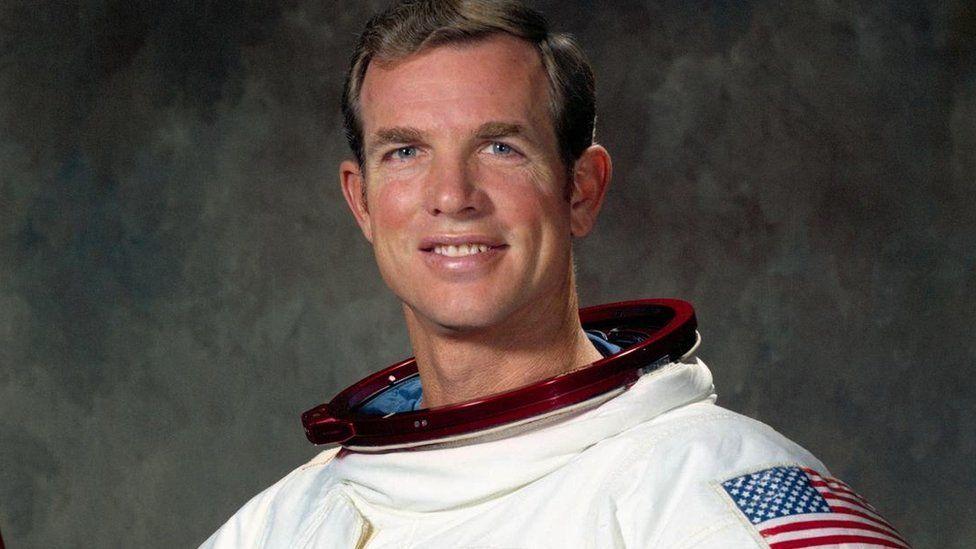 David Scott con su traje de astronauta
