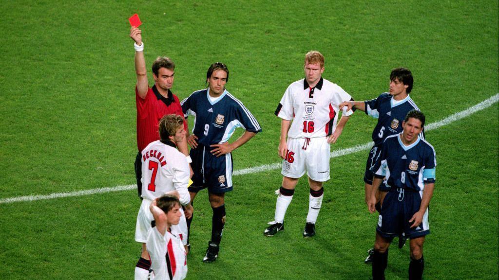 Beckham'ın 1998 Dünya Kupası'nda kırmızı kart yediği an.