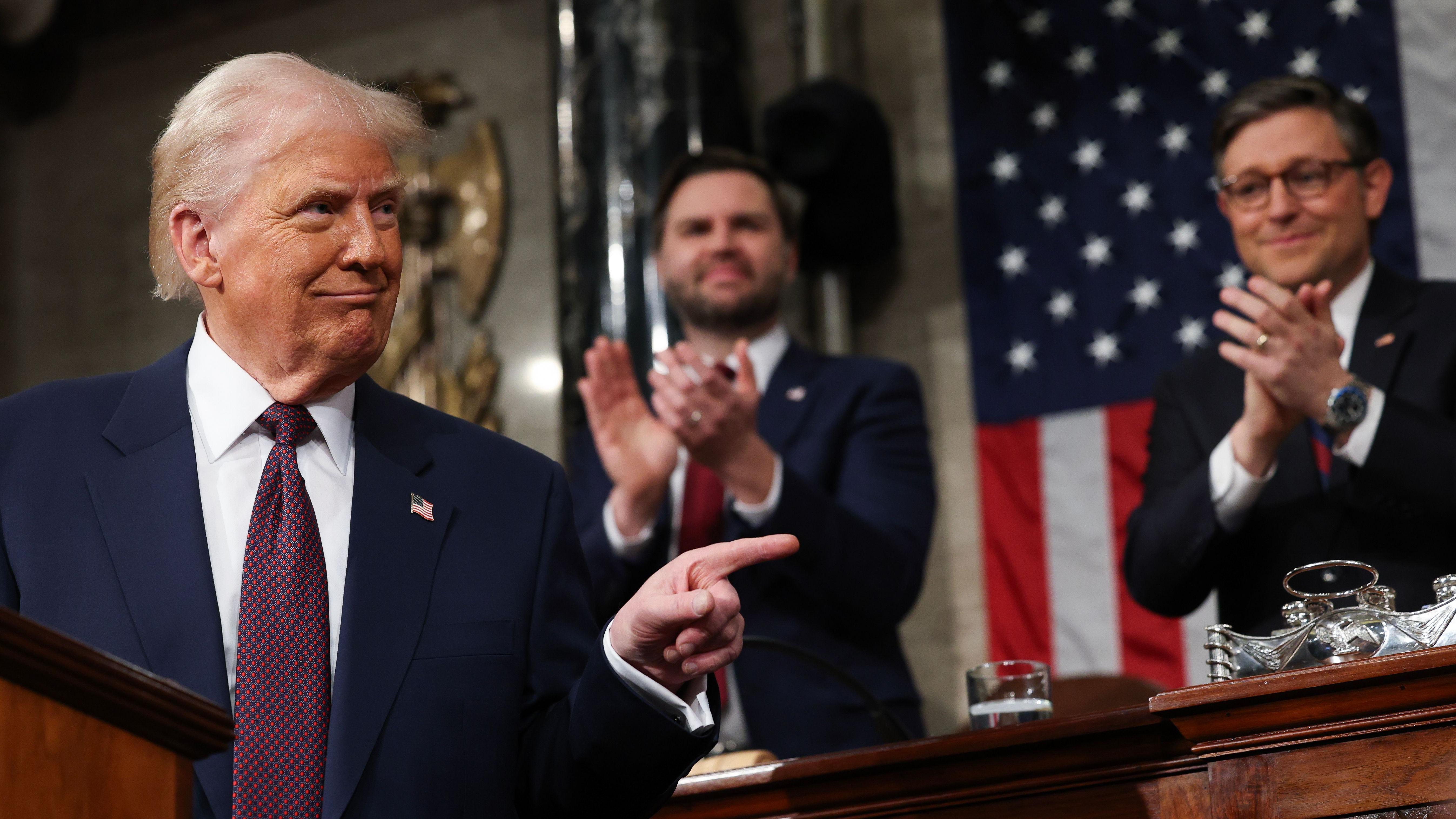 El presidente de Estados Unidos, Donald Trump (izq.), se dirige a una sesión conjunta del Congreso de los Estados Unidos en el Capitolio de los Estados Unidos en Washington, DC, EE. UU., el 4 de marzo de 2025. También aparecen en la foto el vicepresidente de Estados Unidos, JD Vance (C), y el presidente de la Cámara de Representantes de Estados Unidos, Mike Johnson (R). EPA-EFE/REX/Shutterstock
