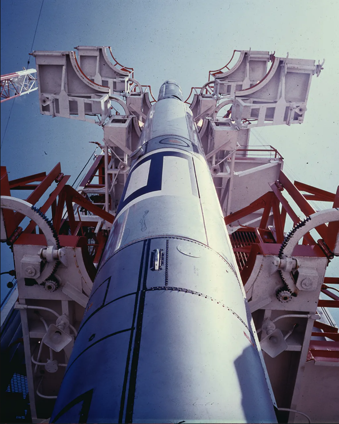 สหรัฐฯ พยายามส่งดาวเทียมไปอวกาศในปี 1957 แต่จรวดระเบิดตอนปล่อยตัว