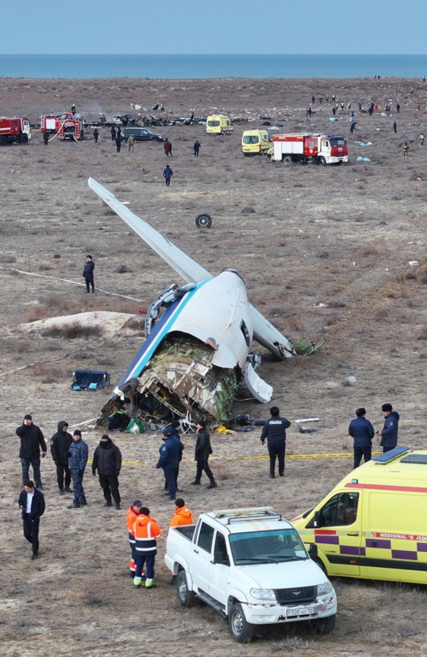 Pemandangan dari atas menunjukkan tim penyelamat bekerja di lokasi jatuhnya pesawat penumpang Azerbaijan Airlines dekat kota Aktau, Kazakhstan, pada 25 Desember 2024.