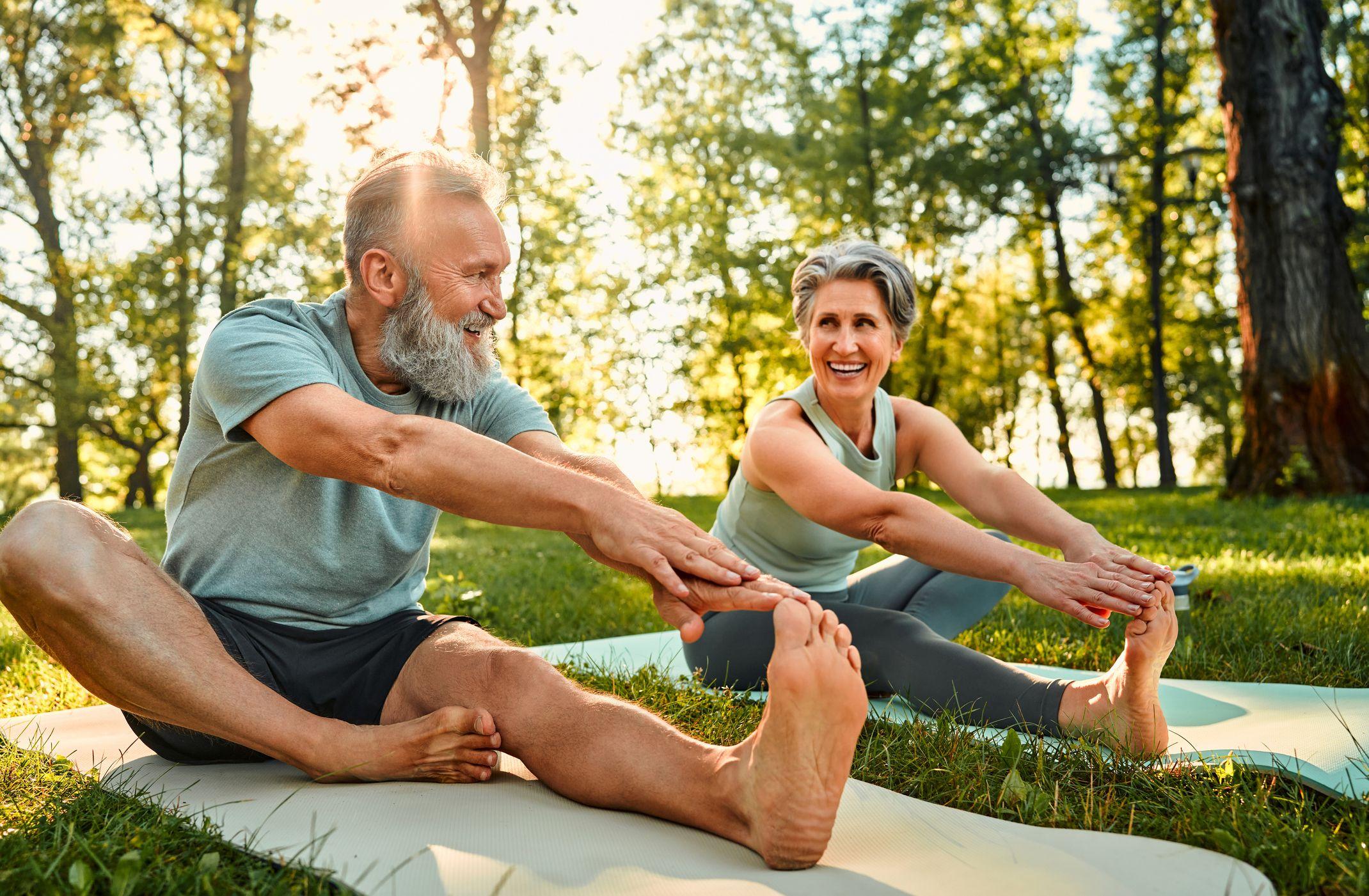 Una pareja de adultos mayores practicando yoga