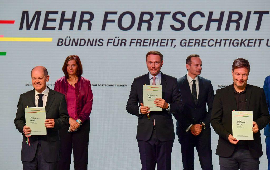 ผู้นำจาก 3 พรรคการเมืองในเยอรมนีร่วมกันลงนามข้อตกลงเพื่อร่วมกันจัดตั้งรัฐบาลผสมสำเร็จในวันที่ 7 ธ.ค. 2021