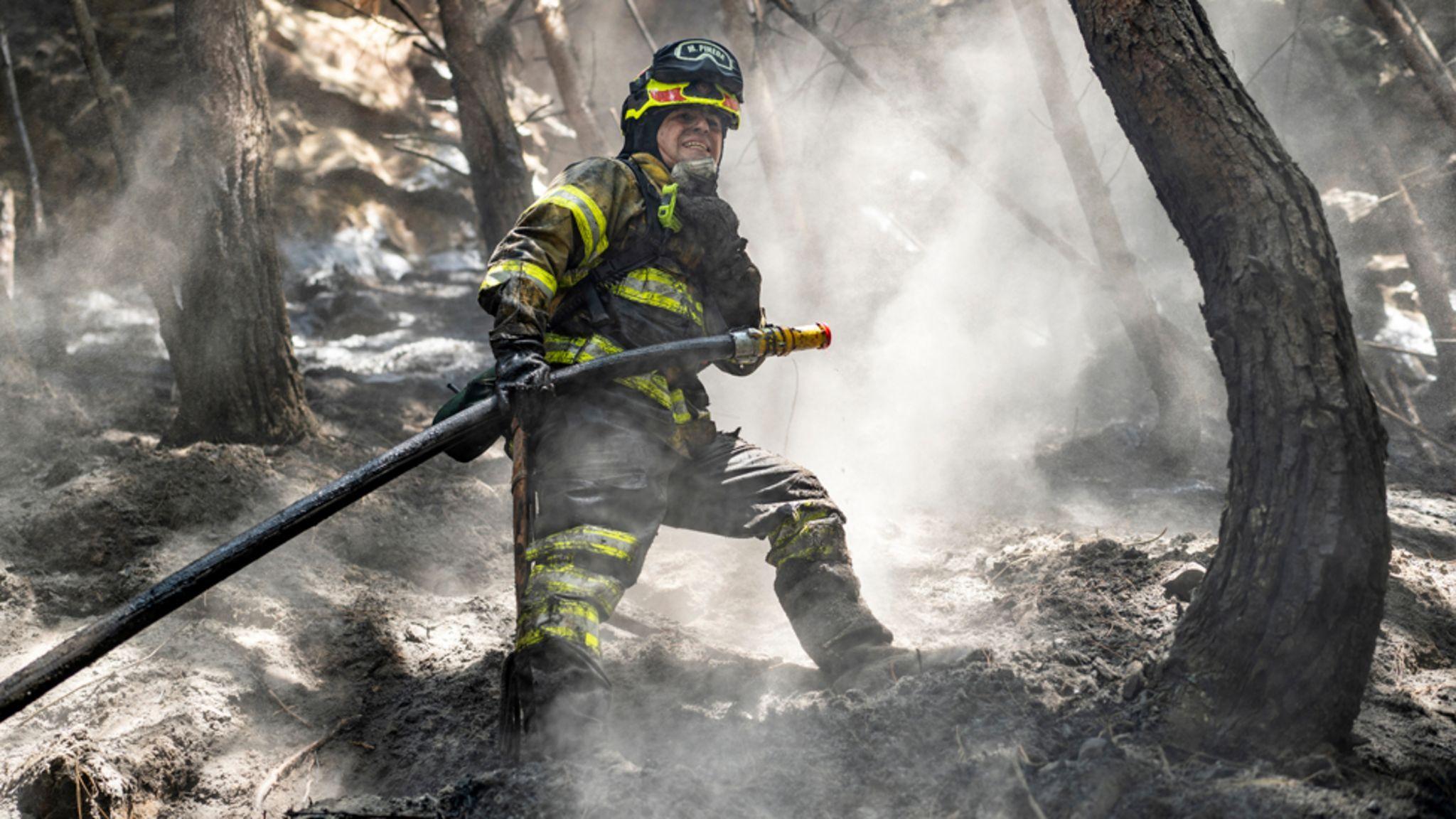 Un bombero lucha contra el fuego.