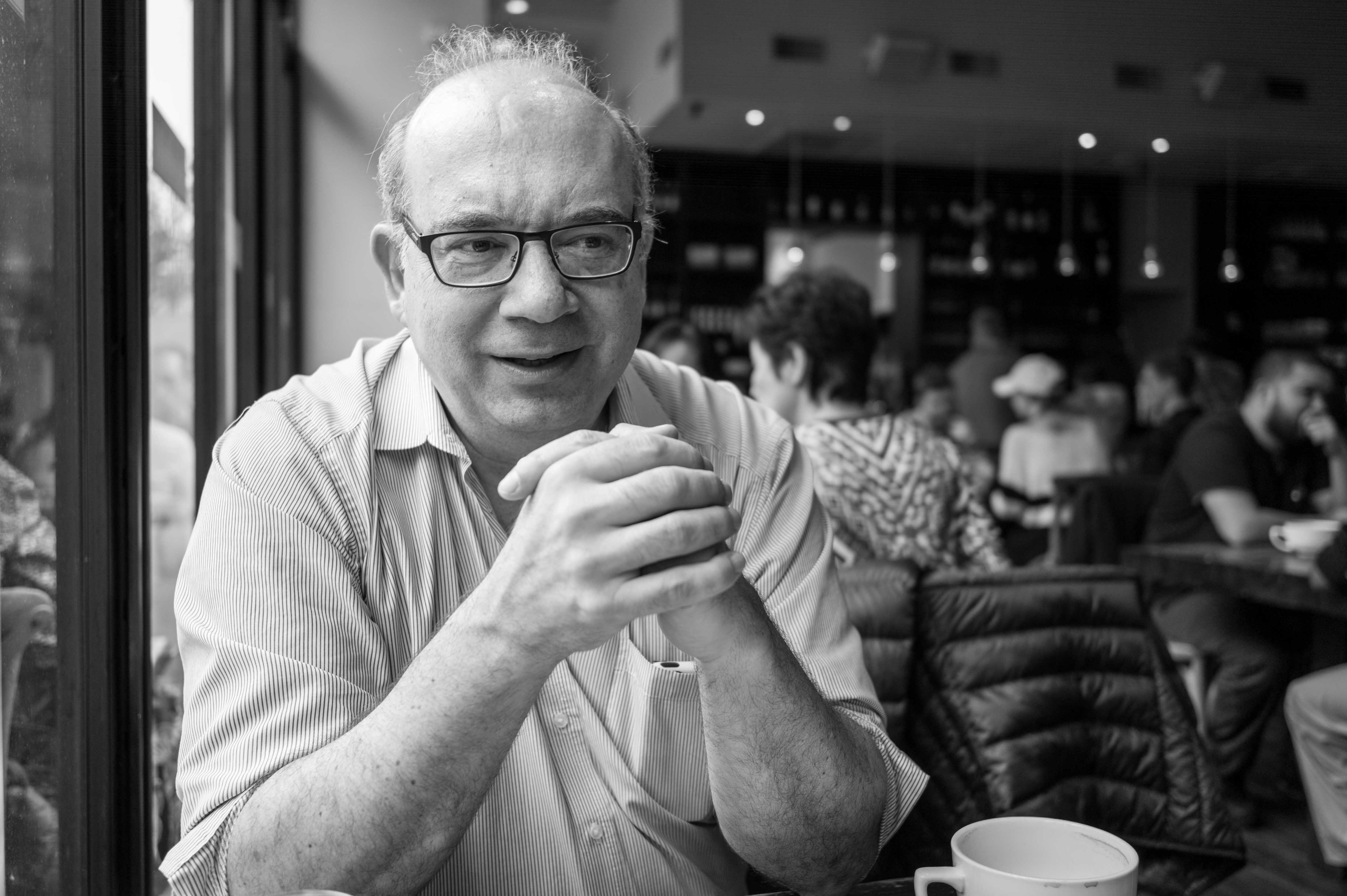 Claudio Lomnitz em um restaurante, sorrindo