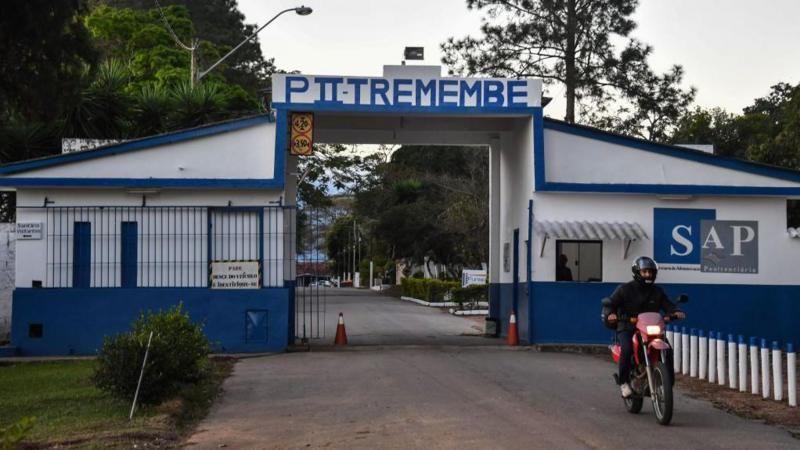 Homem pilota motocicleta na frente da Penitenciária 2 de Tremembé