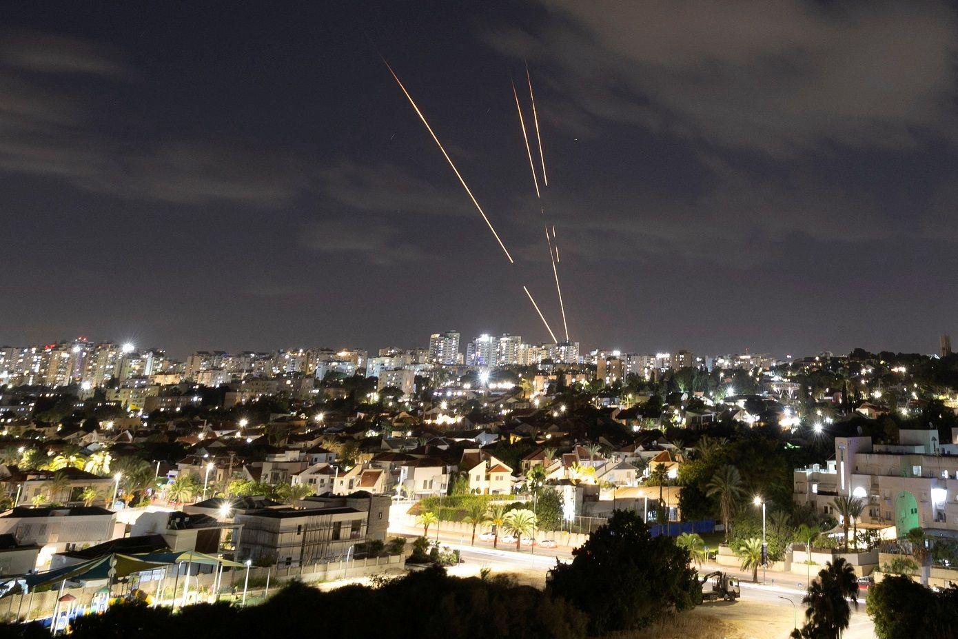 Rajadas de luz sobre cidade à noite